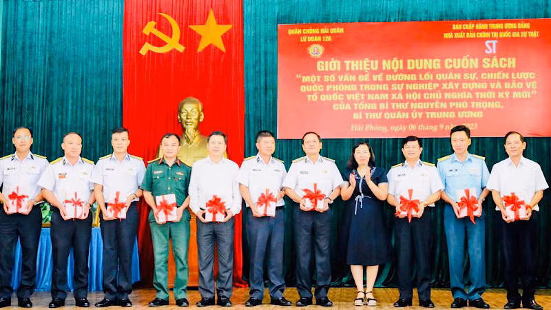 Nhà xuất bản Chính trị quốc gia Sự thật trao sách tặng các đại biểu, các cơ quan, đơn vị.