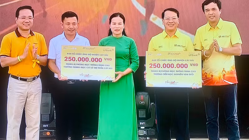 Ban tổ chức trao 500 triệu đồng tặng hai phòng học thông minh cho huyện đảo Cát Hải.