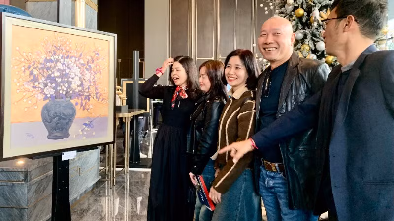 Nhiều họa sĩ thành phố Cảng giới thiệu tranh tại triển lãm. Nhiều họa sĩ thành phố Cảng giới thiệu tranh tại triển lãm.