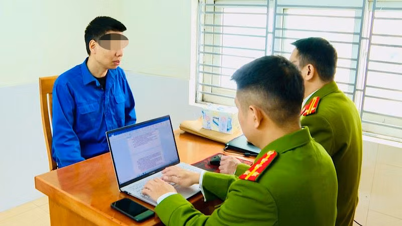 Đối tượng Phạm Thành Dương tại cơ quan công an quận Hải An. (Ảnh do cơ quan công an cung cấp)