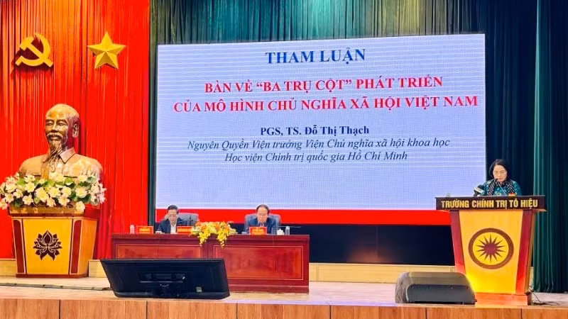 Các nhà khoa học tham luận tại hội thảo.