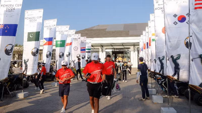 Các golfer chuẩn bị bước vào giải đấu. Các golfer chuẩn bị bước vào giải đấu.