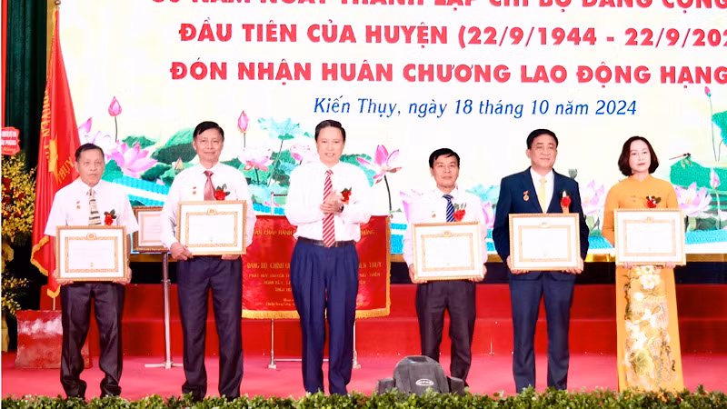 Trao Huy hiệu Đảng tặng các đảng viên.