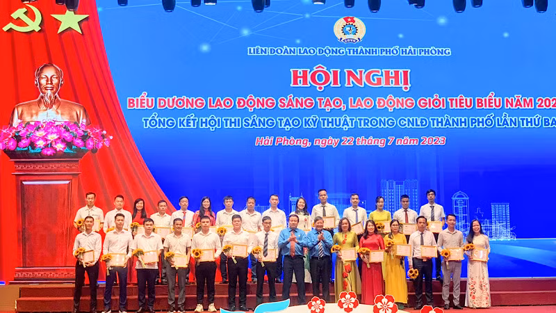 Lãnh đạo Tổng Liên đoàn Lao động Việt Nam và Liên đoàn Lao động Hải Phòng khen thưởng các gương lao động sáng tạo.