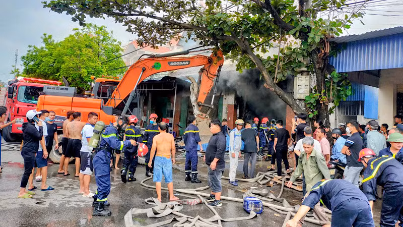 Sau khoảng 2 giờ nỗ lực cứu chữa, đám cháy đã được dập tắt. Sau khoảng 2 giờ nỗ lực cứu chữa, đám cháy đã được dập tắt.