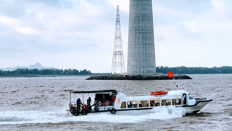 Từ 12 giờ trưa 22/7, hoạt động vận tải khách bằng tàu đi Cát Bà và ngược lại sẽ tạm đình chỉ.