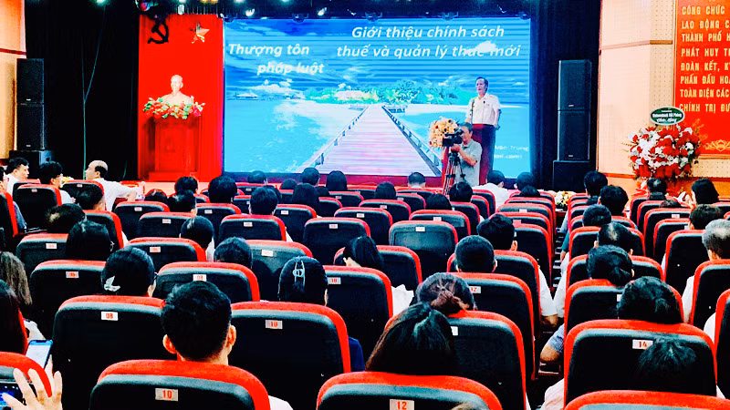 Ngành thuế Hải Phòng hướng dẫn các chính sách mới về thuế kịp thời tới các doanh nghiệp. Ngành thuế Hải Phòng hướng dẫn các chính sách mới về thuế kịp thời tới các doanh nghiệp.