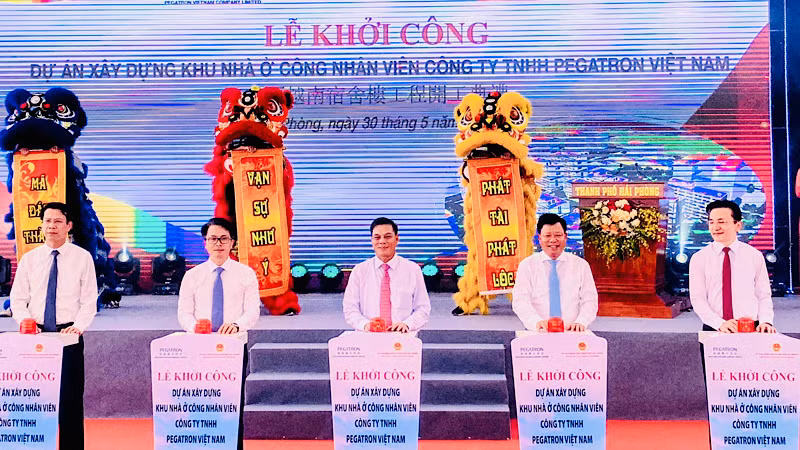 Lãnh đạo thành phố Hải Phòng và Công ty trách nhiệm hữu hạn Pegatron Việt Nam nhấn nút khởi công dự án xây dựng nhà ở cho công nhân.