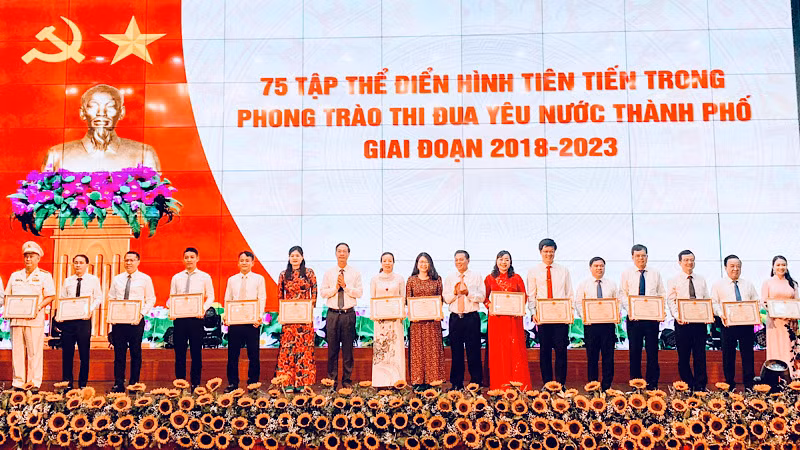 Biểu dương 75 tập thể điển hình tiên tiến trong phong trào thi đua yêu nước giai đoạn 2018-2023. Biểu dương 75 tập thể điển hình tiên tiến trong phong trào thi đua yêu nước giai đoạn 2018-2023.