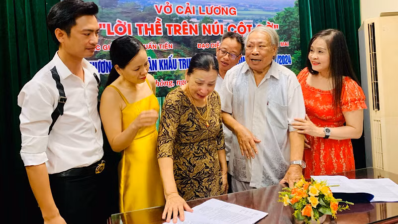Bà Trần Thị Kim Trang (người áo hoa đứng giữa) - con gái Anh hùng, Liệt sĩ Trần Thành Ngọ xúc động khi trao đổi với ekip sáng tạo về nội dung vở diễn.
