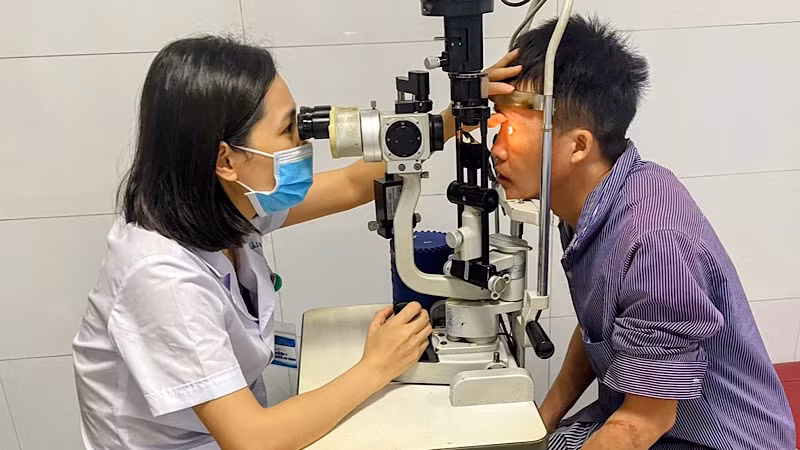 Hiện, vết thương mắt của bệnh nhân đã ổn định, thị lực có dấu hiệu phục hồi tốt.