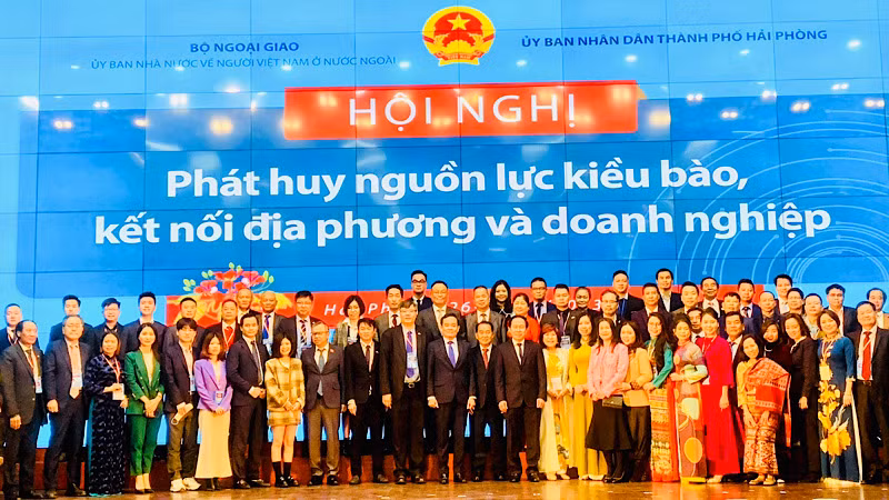 Các đồng chí lãnh đạo, các đại biểu và bà con kiều bào chụp ảnh lưu niệm tại hội nghị.