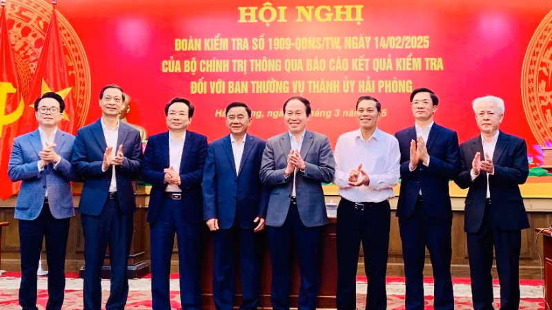 Đồng chí Trần Cẩm Tú cùng Đoàn kiểm tra và các đồng chí lãnh đạo chủ chốt thành phố Hải Phòng tại hội nghị báo cáo kết quả kiểm tra.