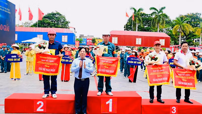 Ban tổ chức trao giải tặng các đội tuyển xuất sắc.