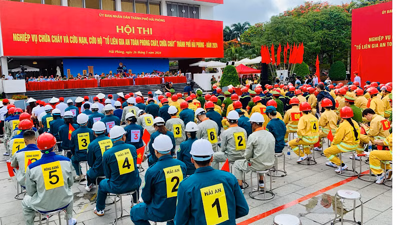 Quang cảnh Hội thi nghiệp vụ chữa cháy và cứu nạn, cứu hộ “Tổ liên gia an toàn phòng cháy, chữa cháy” toàn thành phố Hải Phòng năm 2024.
