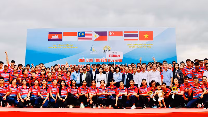 Vận động viên các nước và các quan chức thể thao Đông Nam Á cùng lãnh đạo thành phố Hải Phòng tham dự Giải Đua thuyền rowing vô địch U19, U23 và vô địch Đông Nam Á năm 2024.