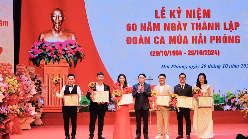 Lãnh đạo thành phố Hải Phòng trao Bằng khen tặng các ca sĩ, nghệ sĩ có thành tích xuất sắc.