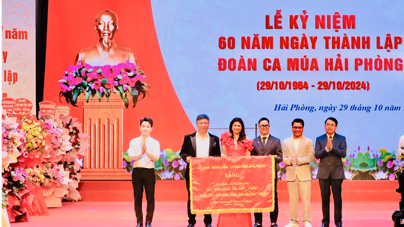 Lãnh đạo thành phố Hải Phòng trao bức trướng tặng tập thể cán bộ, diễn viên Đoàn Ca múa Hải Phòng nhân kỷ niệm 60 năm Ngày thành lập.