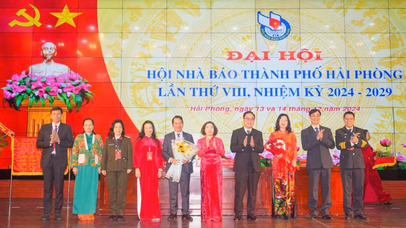 Lãnh đạo Hội Nhà báo Việt Nam và thành phố Hải Phòng chúc mừng Ban Chấp hành Hội Nhà báo thành phố Hải Phòng khóa 8.
