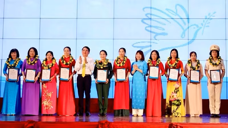 Lãnh đạo thành phố Hải Phòng trao danh hiệu cán bộ Hội phụ nữ tiêu biểu xuất sắc.