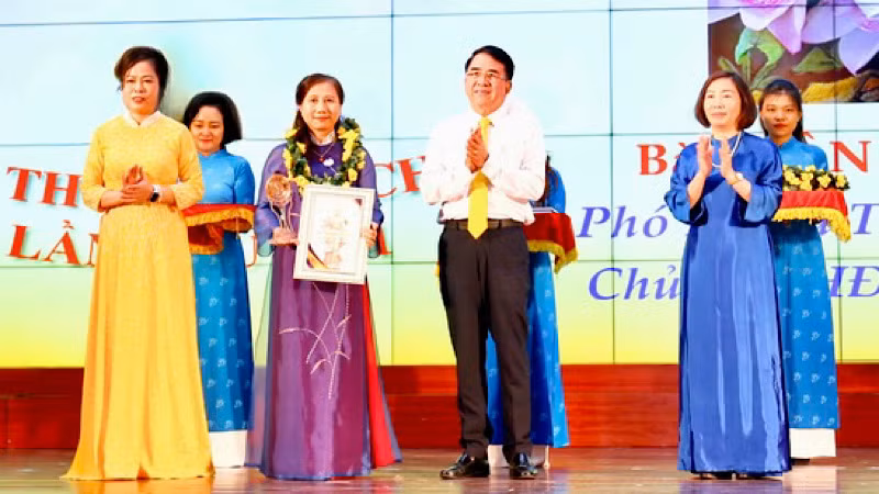Lãnh đạo thành phố Hải Phòng trao giải thưởng Lê Chân tặng các phụ nữ tiêu biểu.