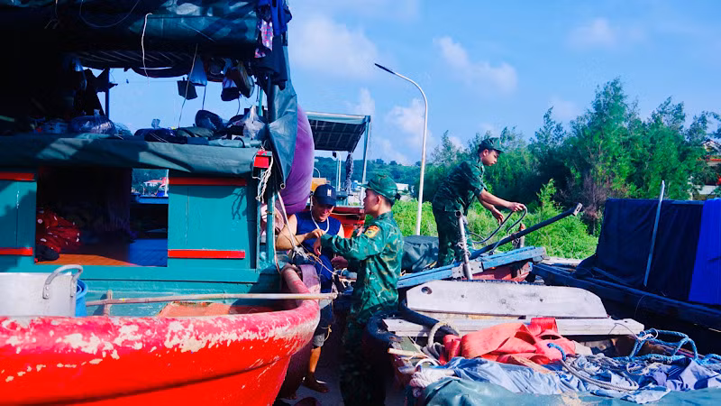 Lực lượng vũ trang giúp ngư dân neo đậu tàu cá tránh trú bão số 3.