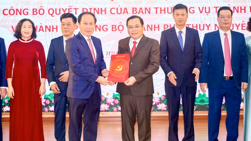 Bí thư Thành ủy Hải Phòng Lê Tiến Châu trao Quyết định thành lập Đảng bộ thành phố Thủy Nguyên.