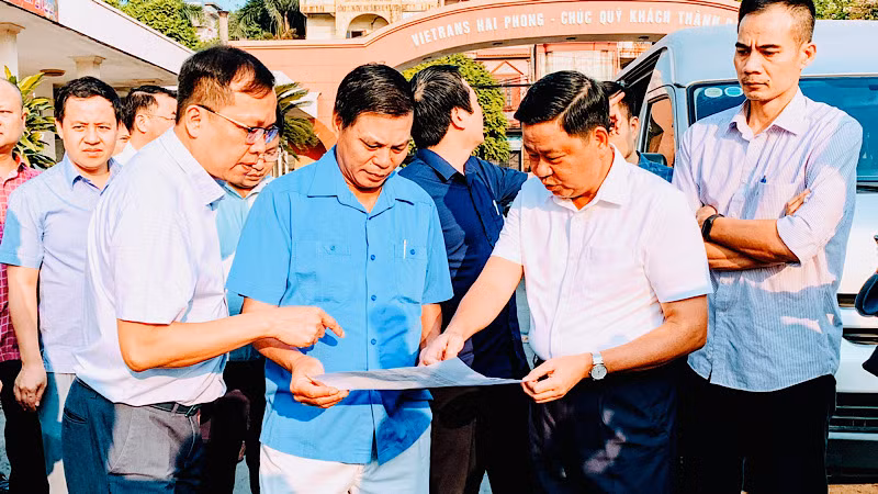 Lãnh đạo thành phố Hải Phòng và quận Ngô Quyền, cùng các ngành chức năng khảo sát mặt bằng khu Tổng kho 3 Lạc Viên.