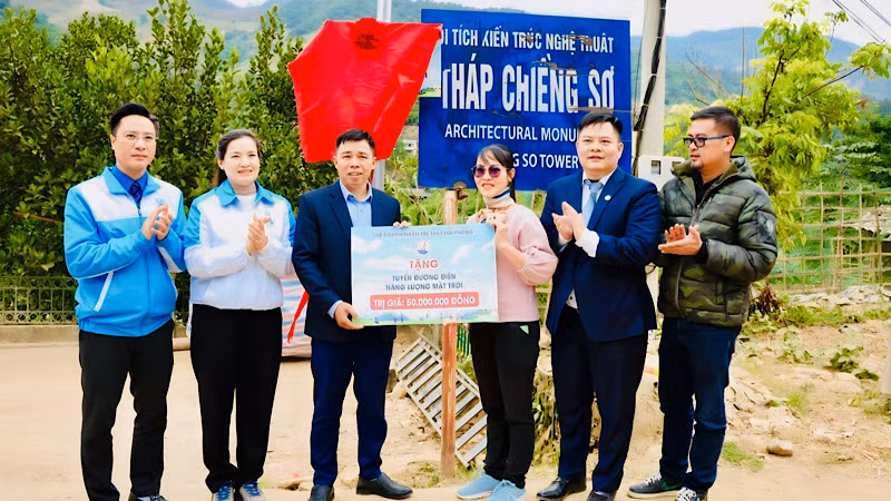 Trao tặng công trình thanh niên tuyến đường thắp sáng bằng đèn năng lượng mặt trời. Trao tặng công trình thanh niên tuyến đường thắp sáng bằng đèn năng lượng mặt trời.