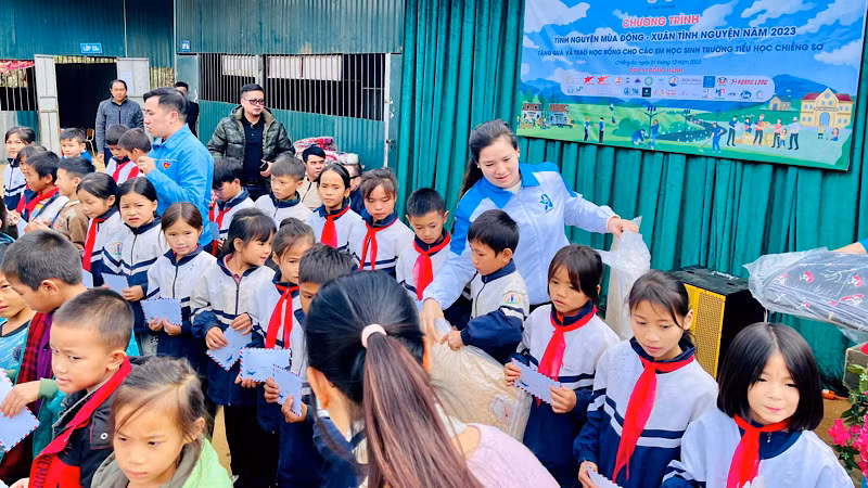 Lãnh đạo Thành Đoàn Hải Phòng trao học bổng tặng học sinh có hoàn cảnh khó khăn của Trường tiểu học Chiềng Sơ. Lãnh đạo Thành Đoàn Hải Phòng trao học bổng tặng học sinh có hoàn cảnh khó khăn của Trường tiểu học Chiềng Sơ.