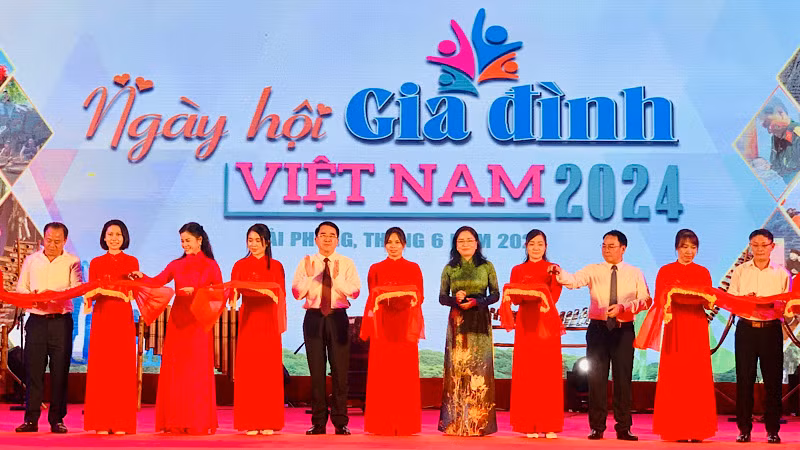 Lãnh đạo Bộ Văn hóa, Thể thao và Du lịch cùng lãnh đạo thành phố Hải Phòng cắt băng khai mạc Ngày hội Gia đình Việt Nam 2024.