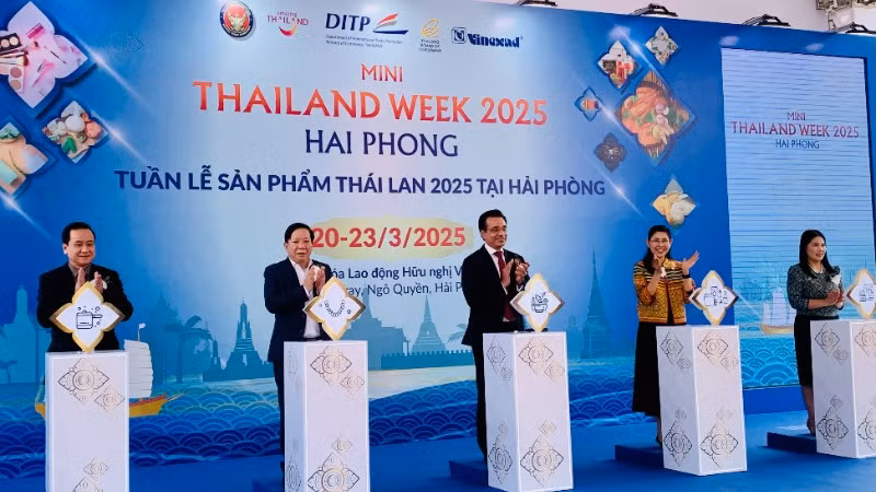 Các đại biểu nhấn nút khai mạc Tuần lễ sản phẩm Thái Lan tại Hải Phòng.