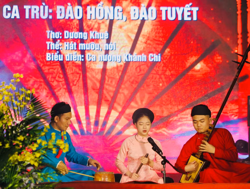 Ca nương Khánh Chi trình diễn Ca trù. Ca nương Khánh Chi trình diễn Ca trù.