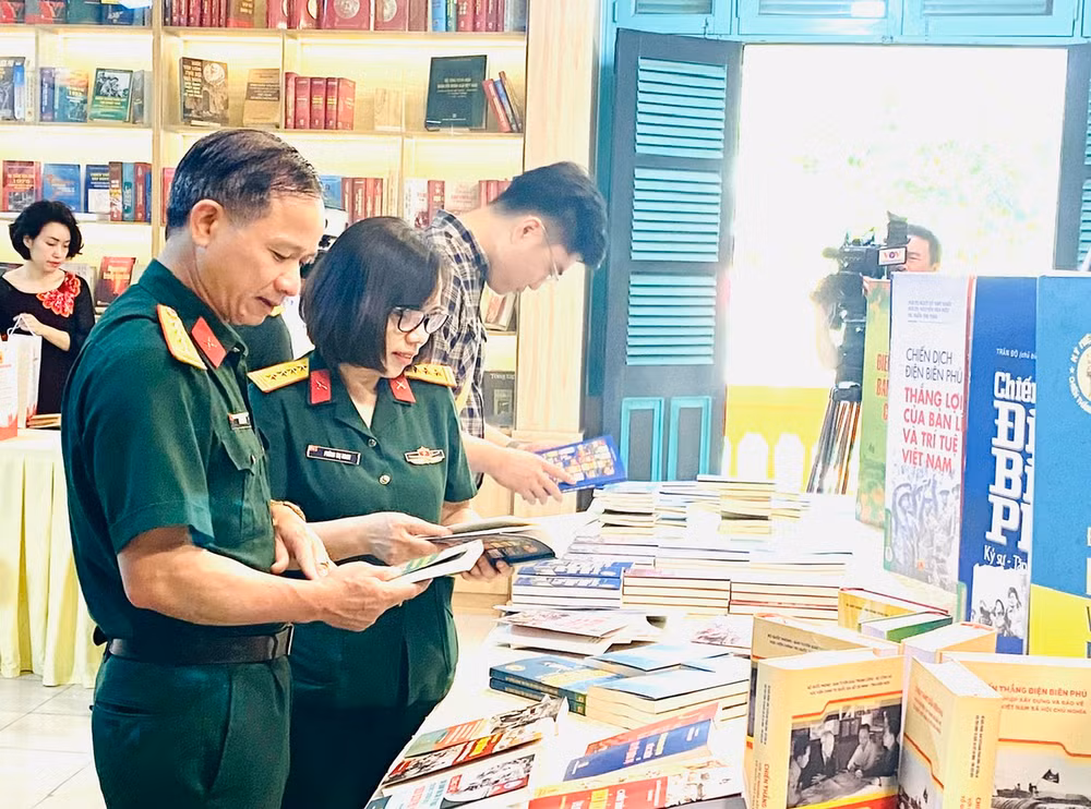Bộ sách đồ sộ thu hút độc giả trong và ngoài quân đội. Bộ sách đồ sộ thu hút độc giả trong và ngoài quân đội.