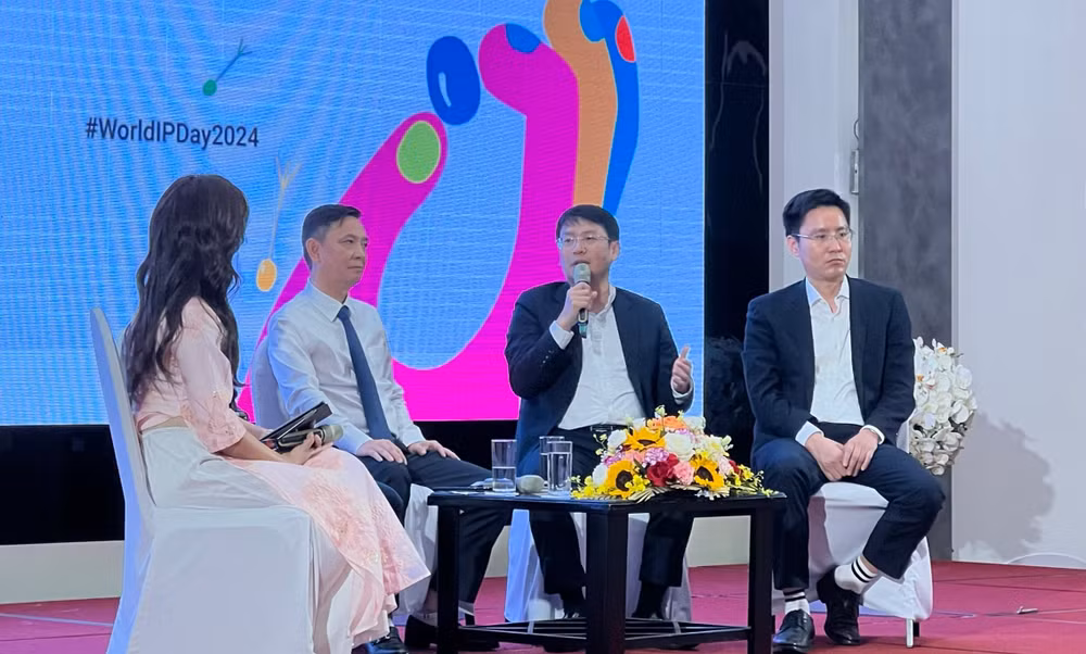 Các diễn giả trao đổi tại tọa đàm. Các diễn giả trao đổi tại tọa đàm.
