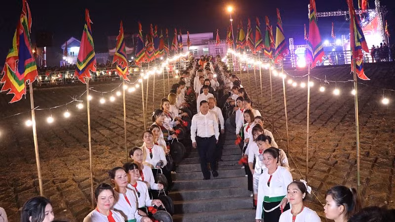 Lãnh đạo tỉnh Hòa Bình (giữa) dự lễ cầu ngư và thả hoa đăng trên sông Đà.