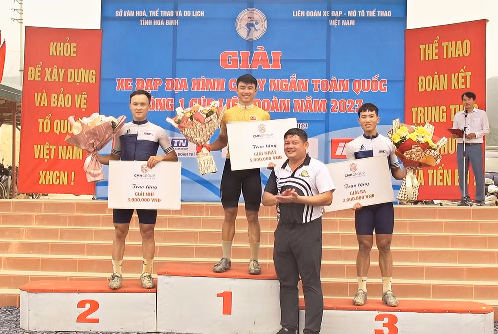 Ban tổ chức trao giải cho vận động viên Nguyễn Văn Lãm (Thanh Hóa) đoạt giải Nhất; Đinh Văn Linh (Hòa Bình) đoạt giải Nhì; Bùi Văn Nhất (Hòa Bình) đoạt giải Ba.