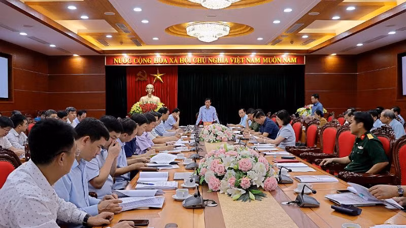Chủ tịch Ủy ban nhân dân tỉnh Hòa Bình Bùi Văn Khánh (giữa) chủ trì cuộc họp kế hoạch diễn tập Phòng thủ dân sự ứng phó thảm họa, thiên tai, động đất ảnh hưởng đến đập, hồ thủy điện Hòa Bình năm 2023.