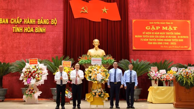 Các đồng chí Thường trực Tỉnh ủy Hòa Bình (trái) tặng hoa chúc mừng Ban Tuyên giáo Tỉnh ủy tại buổi lễ.