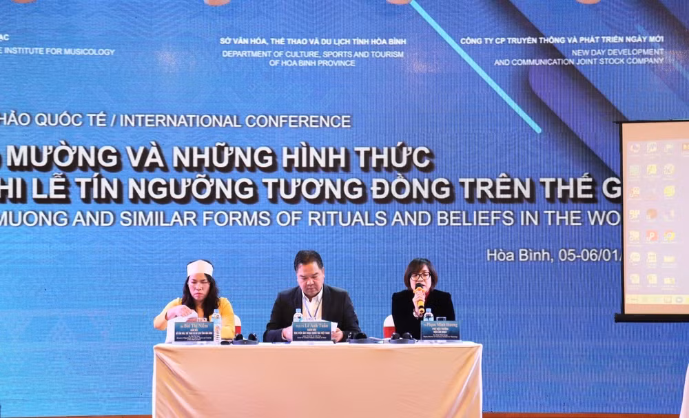 Đại diện Bộ Văn hóa, Thể thao và Du lịch, Viện Âm nhạc Việt Nam cùng Sở Văn hóa, Thể thao và Du lịch tỉnh Hòa Bình chủ trì Hội thảo.