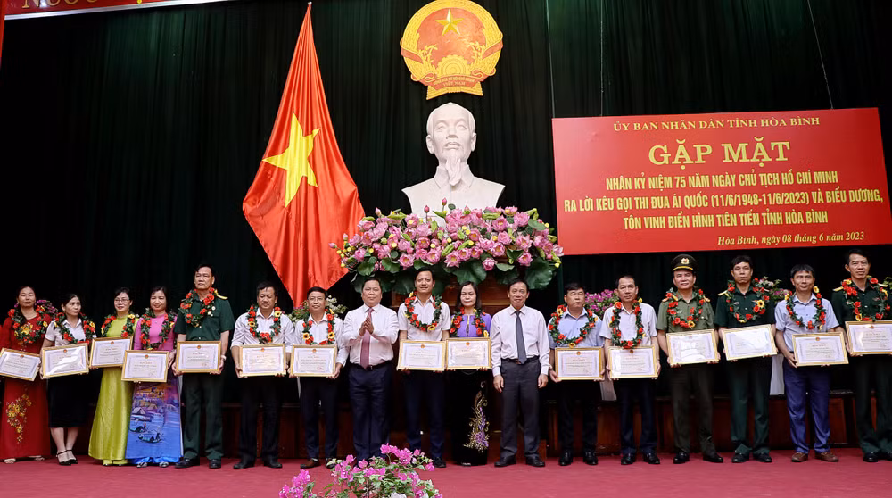 Bí thư Tỉnh ủy Hòa Bình Nguyễn Phi Long (thứ 8 từ trái sang) và Chủ tịch Ủy ban nhân dân tỉnh Bùi Văn Khánh (thứ 8 từ phải sang) tặng Bằng khen cho các tập thể, cá nhân điển hình tiên tiến.