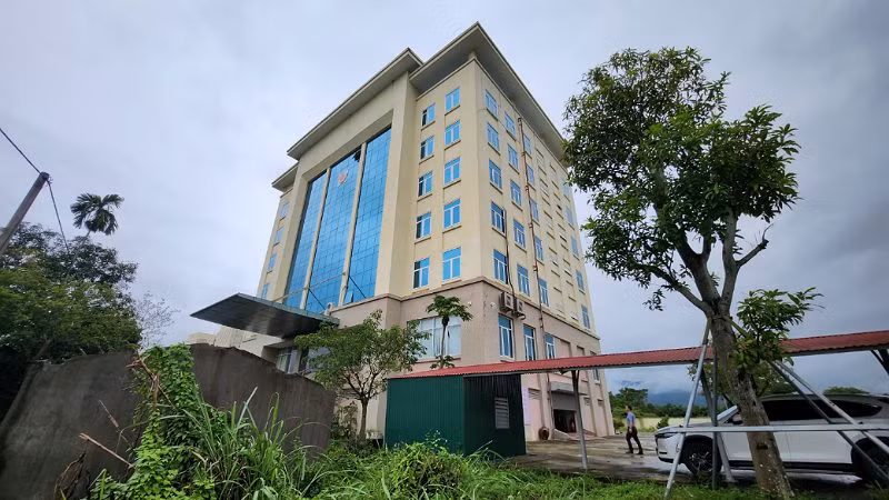 Cục Thuế Hòa Bình và tỉnh Hòa Bình cần sớm tìm ra giải pháp để có lối đi vào trụ sở làm việc, tránh tình trạng lãng phí tài sản của Nhà nước.