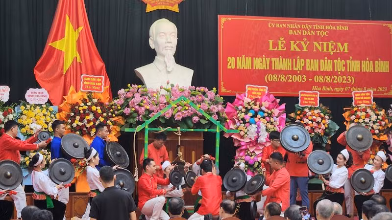 Biểu diễn chiêng Mường Hòa Bình tại buổi lễ.