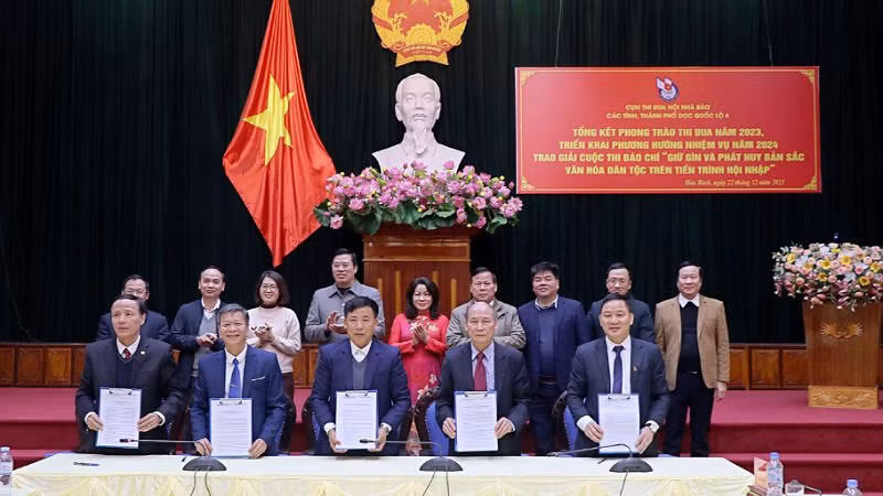 Hội Nhà báo các tỉnh, thành phố dọc Quốc lộ 6 ký kết giao ước thi đua năm 2024.
