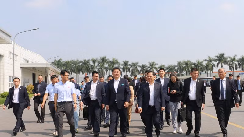 Bí thư Tỉnh ủy Hòa Bình Nguyễn Phi Long (phải) và Tổng thống Mông cổ Ukhnaagiin Khurelsukh (trái) cùng đoàn công tác tại khu công nghiệp Lương Sơn.