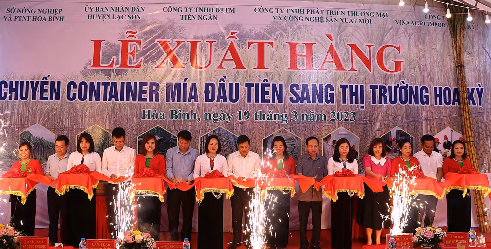 Đại diện lãnh đạo tỉnh Hòa Bình và Công ty Tiến Ngân cắt băng khánh thành tại buổi lễ xuất hàng.