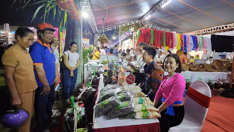 Gian hàng trưng bày sản phẩm OCOP của huyện Tân Lạc.