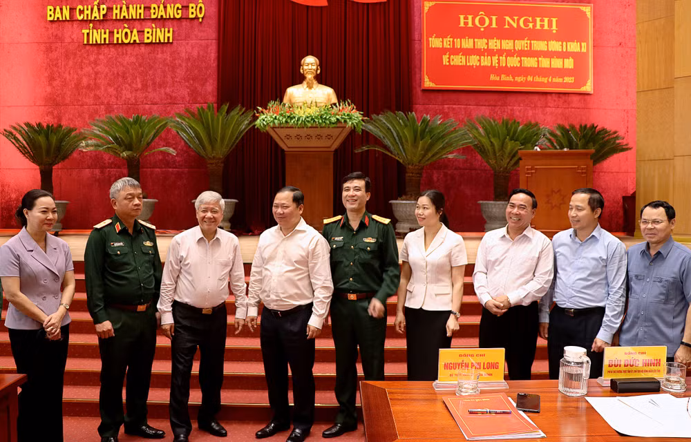 Đồng chí Đỗ Văn Chiến (thứ 3 từ trái sang) cùng các đại biểu tham dự hội nghị.