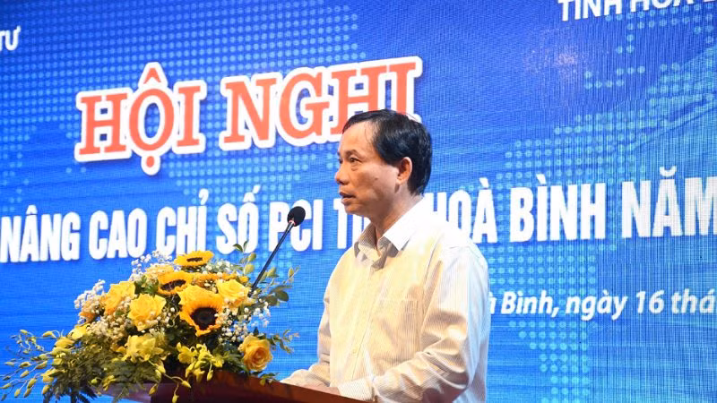 Chủ tịch Ủy ban nhân dân tỉnh Bùi Văn Khánh phát biểu tại hội nghị.