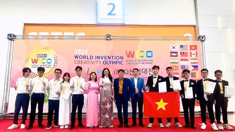Hai đoàn học sinh tỉnh Hòa Bình nhận giải tại Seoul, Hàn Quốc.